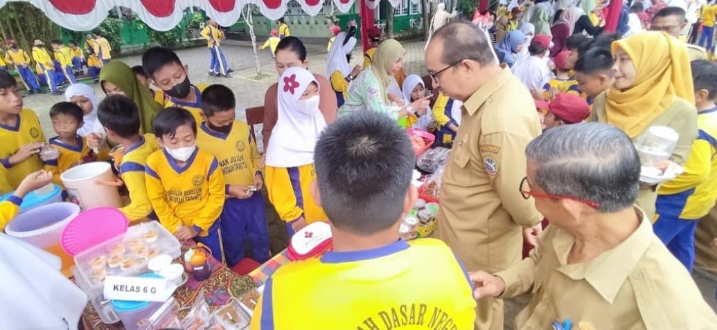 Pasar Bahagia yang diselenggarakan oleh siswa-,siswi SDN 34 Kecamatan Pontianak kota